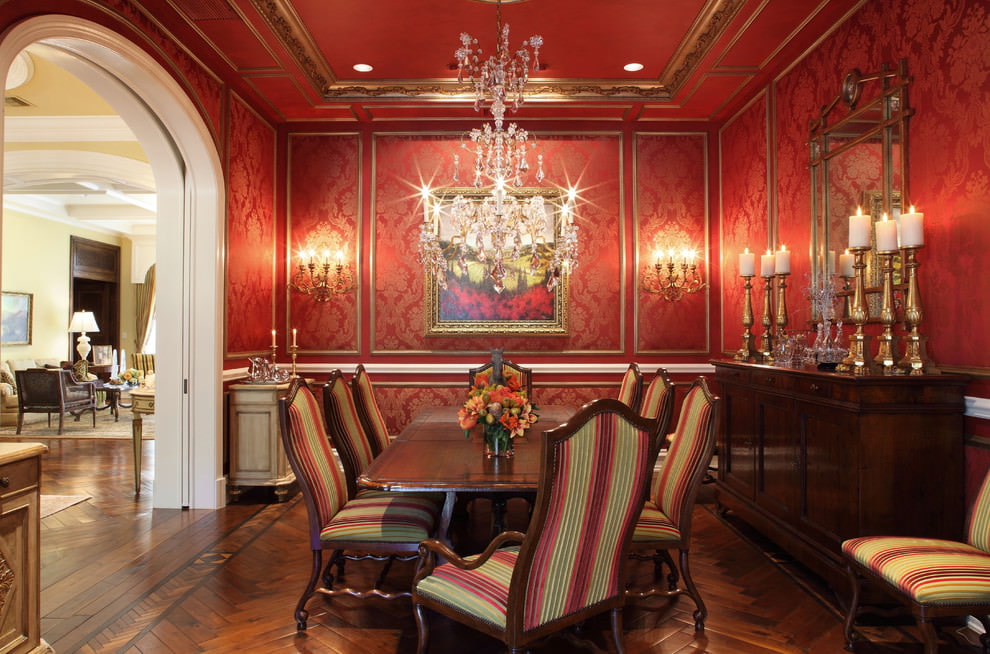 Interijer klasične dnevne sobe u crvenoj boji