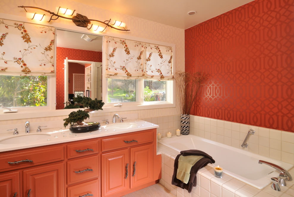 Комбинацията от бежови и червени цветове в дизайна на банята
