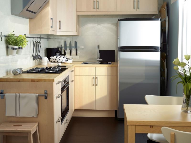 Хладилник с две отделения във вътрешността на кухнята