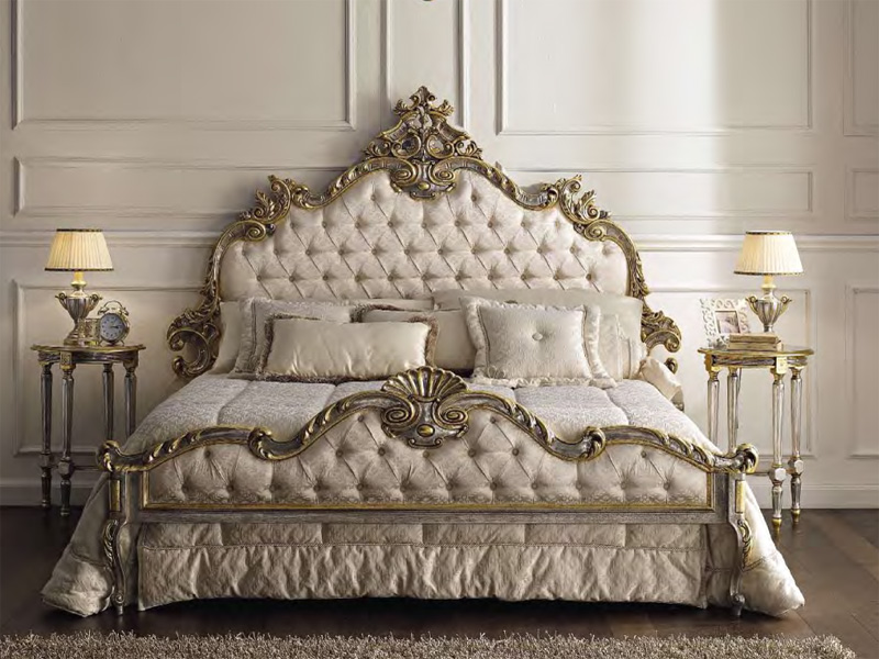 Pat din lemn într-un frumos dormitor în stil clasic
