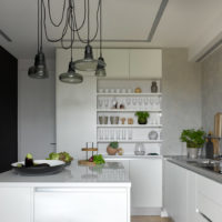 Maža virtuvė su baltais fasadais