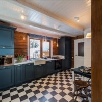 Keraminės languotos grindys privataus namo virtuvėje
