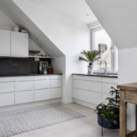 Compacte keuken op de zolder van een privéwoning