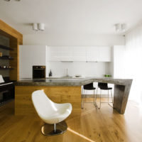 Панорамни прозорци в просторната кухня на частна къща