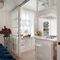 Virtuves-dzīvojamās istabas zonējums ar starpsienu