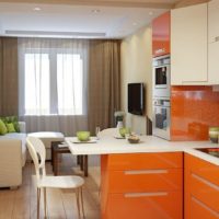 Virtuves komplekts ar oranžām fasādēm