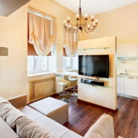 TV na přepážce mezi kuchyní a obývacím pokojem