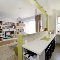 Pemisahan ringan antara dapur dan ruang duduk
