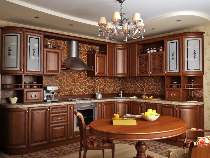 Interiorul bucătăriei în stil clasic, cu un set din lemn natural