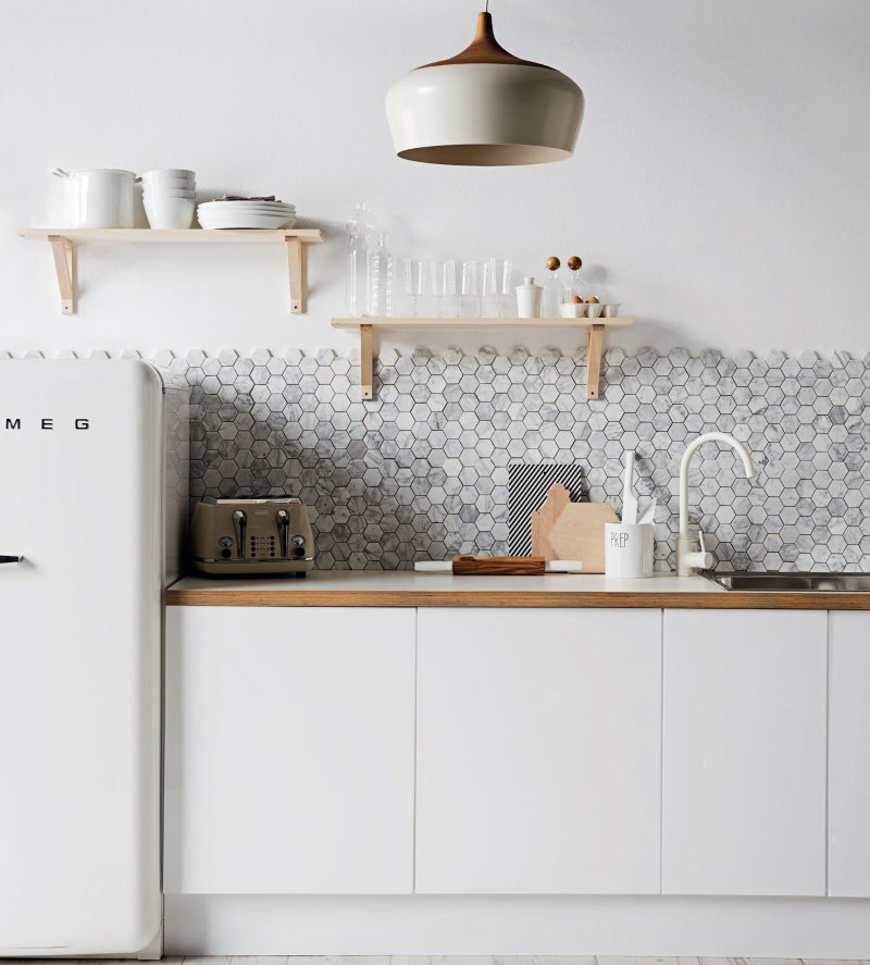 Minimalistinis baltos virtuvės interjeras