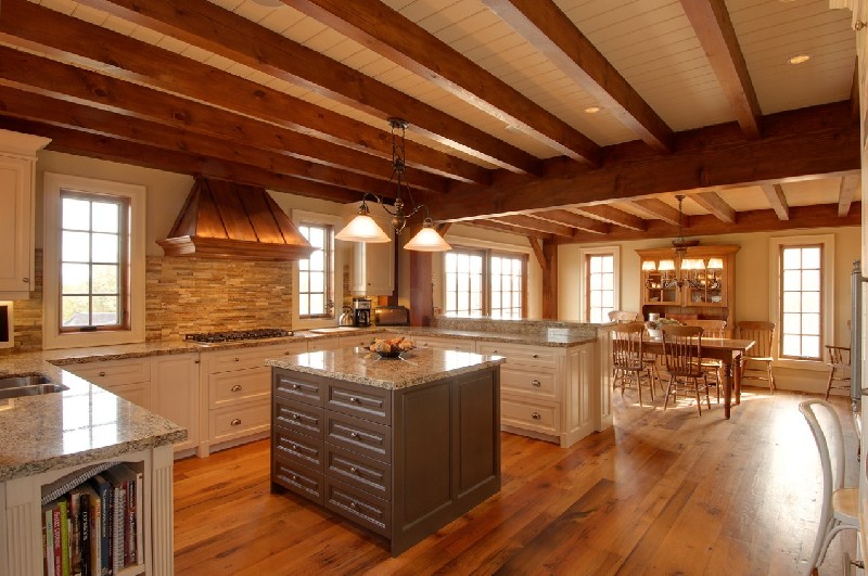 Дървени греди на тавана в кухня-хол в немски стил