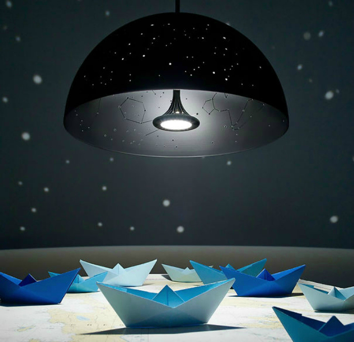 Závěsná lampa s otvory ve stínítku opakující mapu hvězdné oblohy