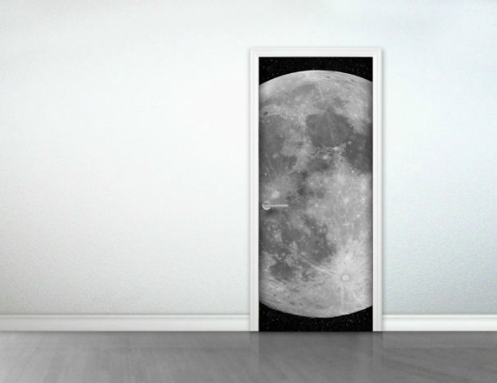 Kosmosa stila durvju dekorēšana