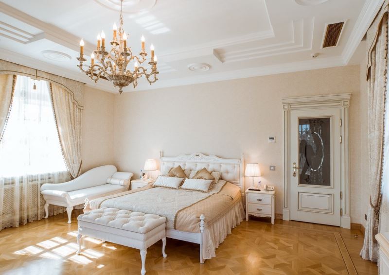 Светла врата със стъкло в интериора на класическа спалня