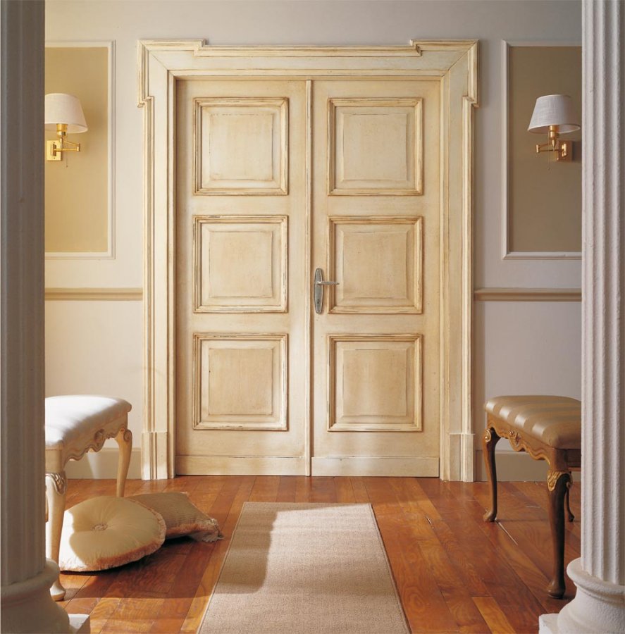Kreminės spalvos medinės durys klasikiniame gyvenamajame kambaryje