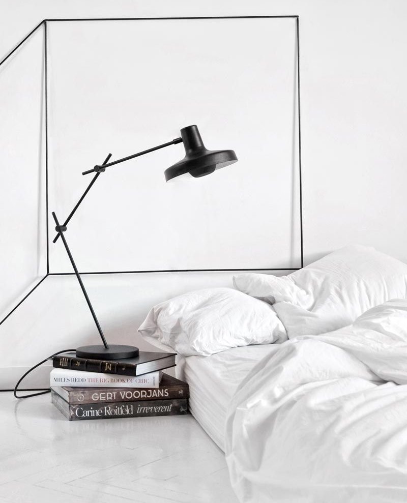Papildomo minimalizmo pavyzdys dekoruojant miegamąjį