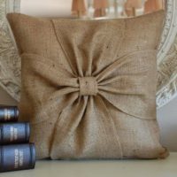 Красива възглавница с калъфка от обикновена торба
