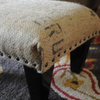Záclonová stolička s hrubým pytlovina