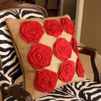 Trandafiri roșii pe o pernă de burlap