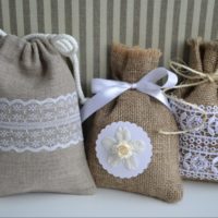 Decoratieve tassen gemaakt van jute met borduursel