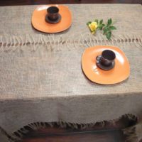 Kaimiškos staltiesės ant arbatos stalo