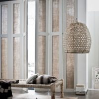 Použití přírodních materiálů v interiéru obývacího pokoje