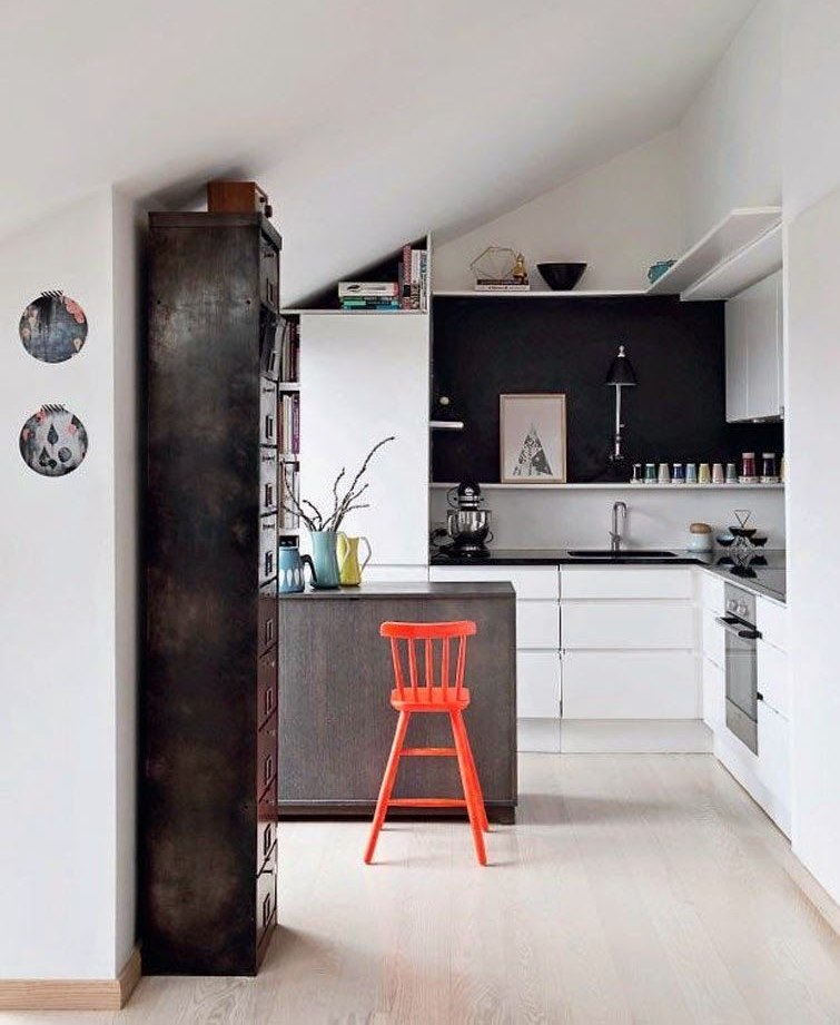 Virtuvės interjeras su nuožulniomis lubomis privataus namo palėpėje