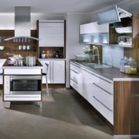 Set perabot dengan facades putih di dapur dalam gaya minimalism