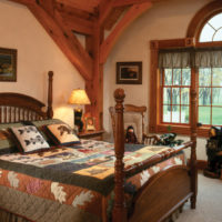 Šareni tekstil na krevetu u rustikalnoj spavaćoj sobi