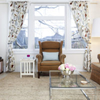 The combination of white and brown in the interior of the living room