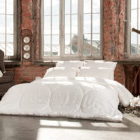 Katil putih dalam bilik tidur gaya perindustrian