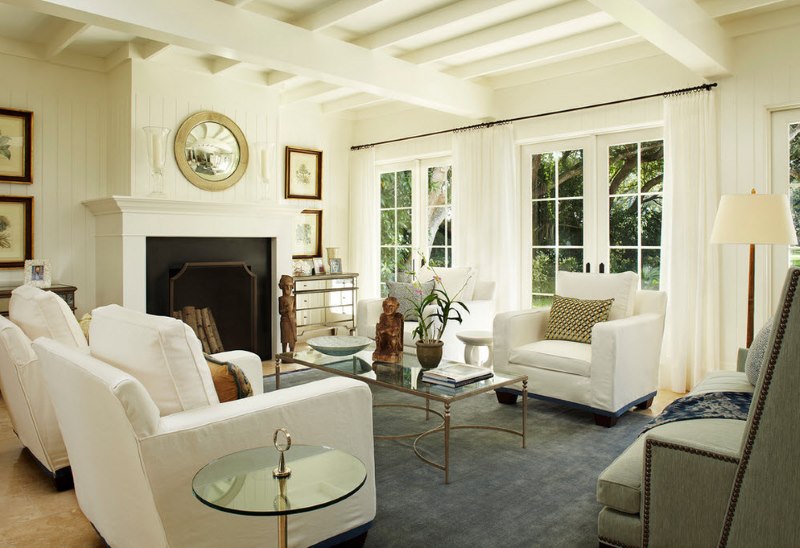 Bílý obývací pokoj ve stylu moderního neoklasicismu