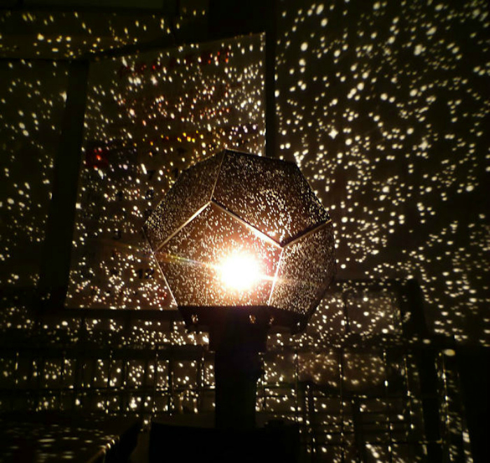 محاكاة السماء المرصعة بالنجوم في غرفة مع مصباح ليلي