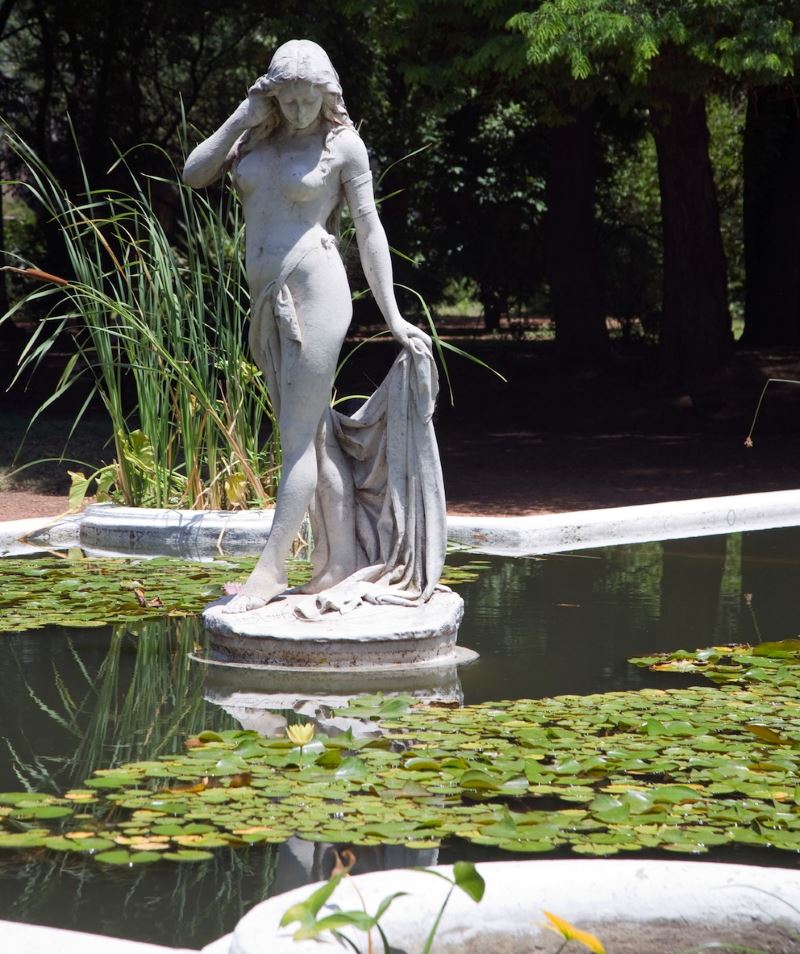 Sculptuur van een meisjesbader in het ontwerp van een tuinvijver