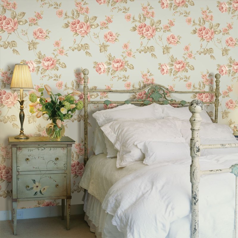 Декорация на стената на спалнята с флорални тапети в селски стил