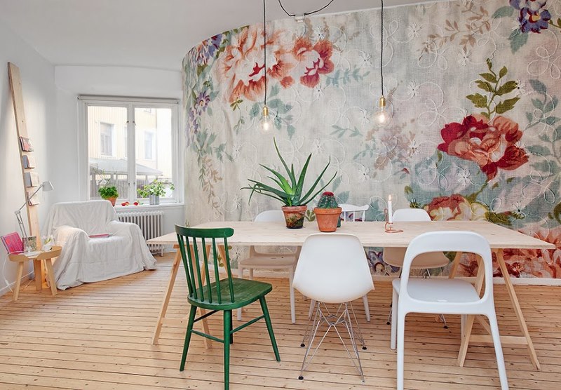 Kertas dinding yang indah dengan bunga besar di ruang tamu rumah persendirian