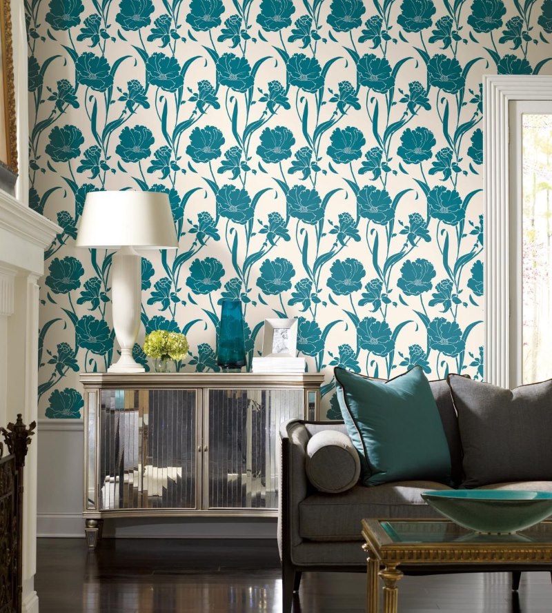 Noformējiet dzīvojamo istabu klasiskā stilā ar ziedu tapetēm