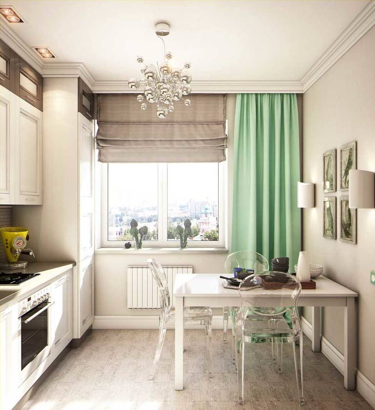 Perdele combinate pe fereastra bucătăriei dintr-un apartament din oraș
