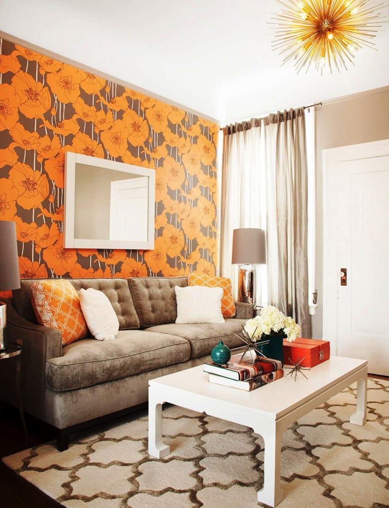 Oranžinės gėlės ant popierinių tapetų gyvenamajame kambaryje