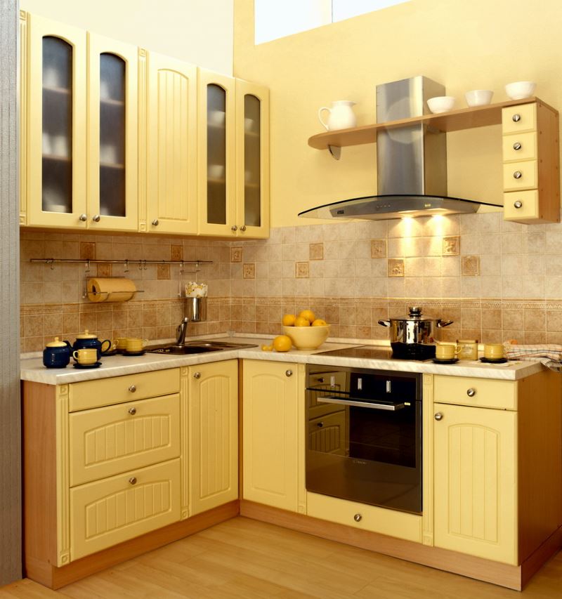 Unitate de bucătărie galbenă, cu o suprafață de 10 mp