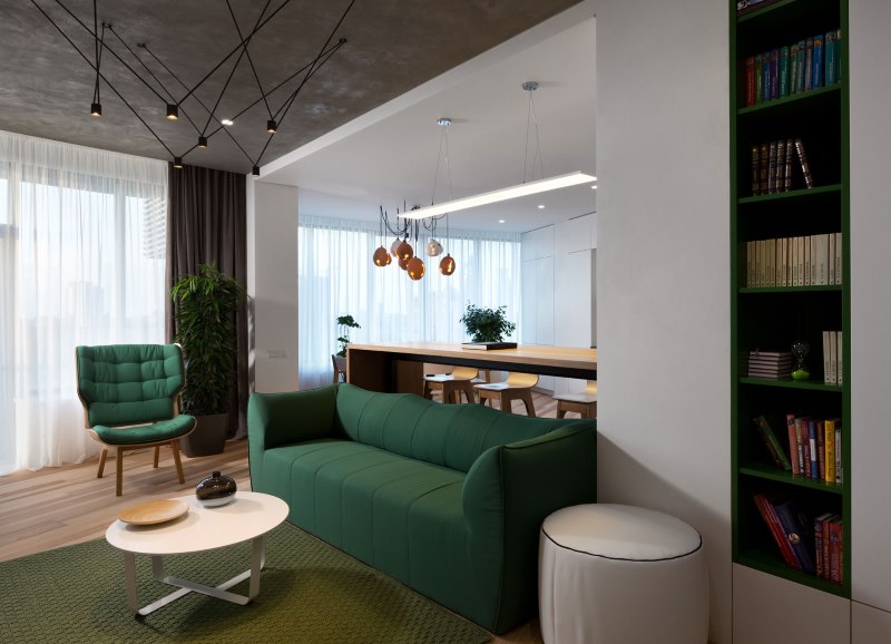 Illuminazione artificiale nel soggiorno di un appartamento di città in stile minimalista