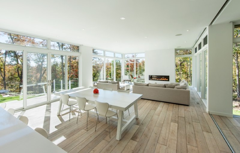 Bucătărie-sufragerie combinată într-o casă privată cu geamuri panoramice