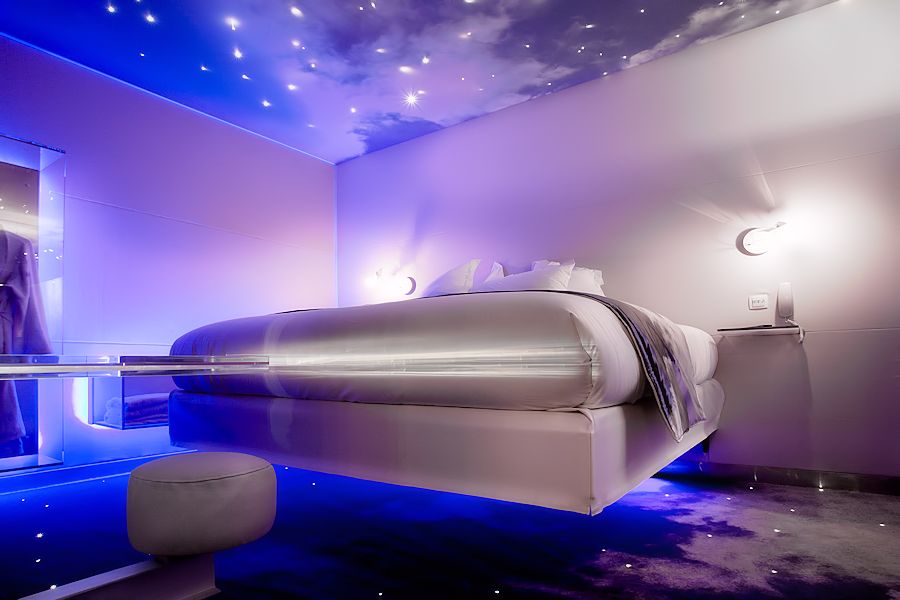 Интериор на спалня в космически стил