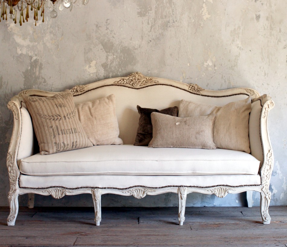 Bantal burlap gaya Provence di atas sofa