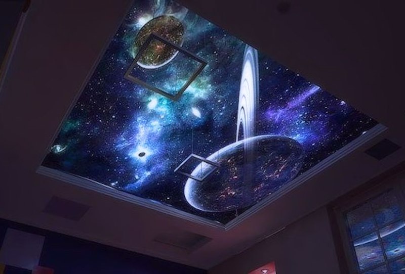 Опънат таван с изображение на фантастични планети