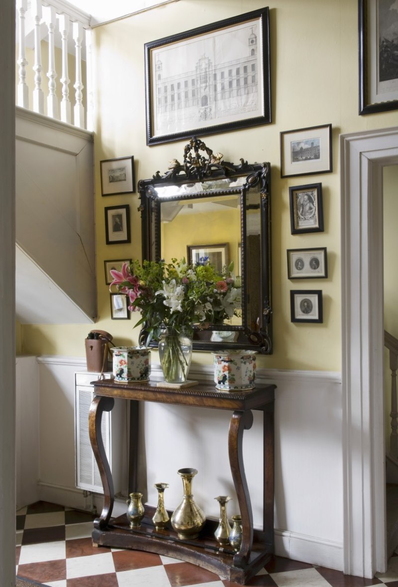 Klasické trellis s hnědým lemováním na chodbě soukromého domu