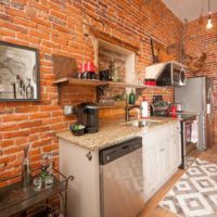 Sarkanu ķieģeļu siena privātmājas virtuvē