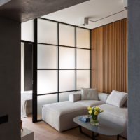 Světlá pohovka v obývacím pokoji v průmyslovém stylu