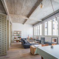 Tavan de beton în interiorul unui living modern