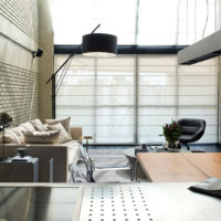 Interiér bytového studia ve stylu šedého podkroví